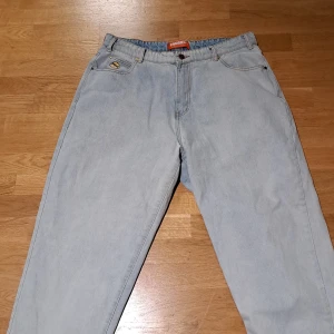  Butter goods jeans - Butter goods Jeans köpta för 1120kr. Haft i min garderob i kanske 4 månader men inte använts så mycket på sistone. Priset kan diskuteras.