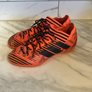 Fotbolls skor - Hej, ett par inomhus fotbolls skor köpta för 1 år sedan använda 3 gånger storlek 39.1/2