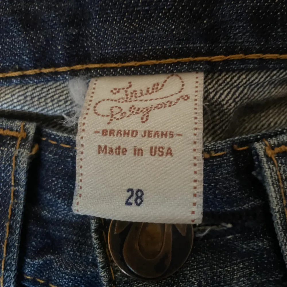 super snygga true religions jeans som tyvärr är för små för mig!. Jeans & Byxor.