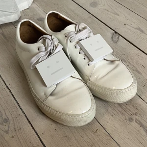 Acne sneakers vita - Säljer mina Acne Adriana sneakers som jag inte tror går att få tag på längre. Använda 3 gånger så VÄLDIGT bra skick. 💘Superfin vit lack och brun läder-insida. Allt är på sin plats och bra kvalitet. Passar till typ allt.💘 DM:a gärna för fler bilder/frågor.