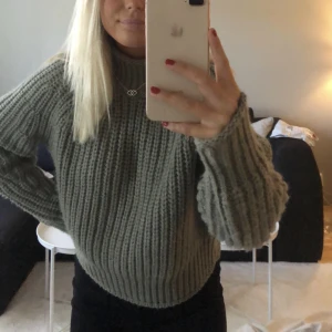 Stickad tröja - Stickad tröja från Hm i en snygg grön färg! Använd endast ett fåtal gånger!