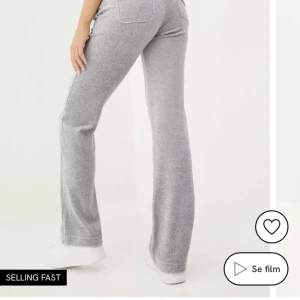 JUICY - Säljer gråa juicy byxor! Inga defekter endast klippta cirka 5 cm eftersom jag är kort annars är dom precis som nya. 