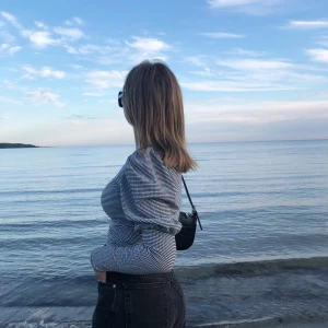 Svartvit topp🐻 - Topp från Gina⚡️ använd endast ett fåtal gånger så inga synliga tecken på användning🐻 svartvit och superfin passform🥰