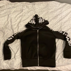 Zip up hoodie - En zip up hoodie i storlek S, den är dock väldigt liten i storleken så skulle nog säga XS faktiskt. Använd 5 gånger ungefär, skick:8 då armarna blivit lite noppriga, det är dock inget man ser. Men snygg y2k zip up hoodie, säljes pga storlek.