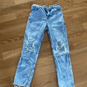 NA-KD jeans - Säljes pågrund av att dem blivit för små. Dem är i helt skick och välvårdade. Storlek 36.  
