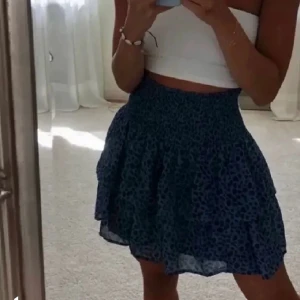 Blå leopard kjol - Säljer nu min jätte fina blå leopard kjol som är jätte fin till sommaren💙Kjolen är bara använda vid ett tillfälle och är i jätte fint skick 💙 kjolen är i storlek 158-164, men passar mig perfekt som brukar ha Xs-S