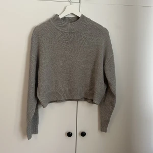 Grå stickad tröja - En grå stickad tröja från hm. Är i bra skick💕💕