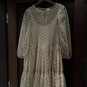 H&M: Prickig klänning med tyllkänsla i polyester strl S  Använd endast ett fåtal gånger  Ej skråmor eller förändringar i material