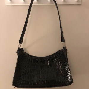 Svart handväska  - En svart handväska som knappt är använd💕 den är alldeles lagom när man behöver nånstans att ha telefon och nycklar mm. Skriv till mig om ni har frågor eller vill ha flera bilder 🤍 köparen står för frakten 💕