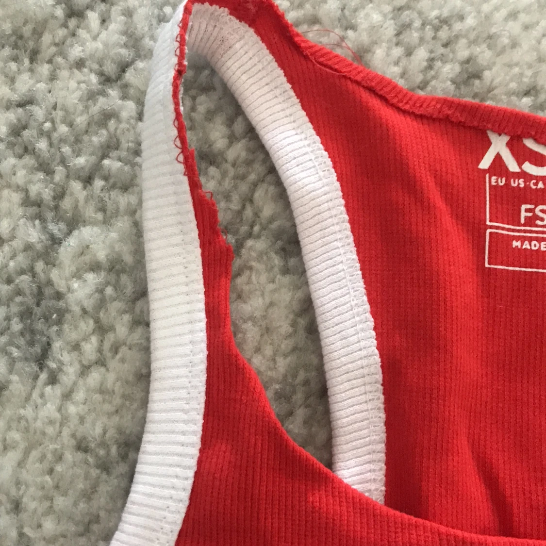 Rödt , linne, magtröja  - 90