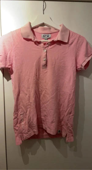 Rid tröja - Säljer nu mina ridkläder pga slutat. Ridtröja från hööks/crw. Storlek 146/152 och nästan aldrig använd. Den är dock skrynklig då den legat i garderoben. Inte stretchig! Alla knappar är kvar och inga söndriga ställen! Köpt för 230 säljer för 120! 