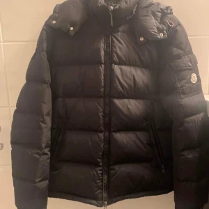 Moncler jacka maya  - Moncler jacka i helt okej skick utöver en av dragkedjorna har lossnat men finns kvar så går att fixa. 