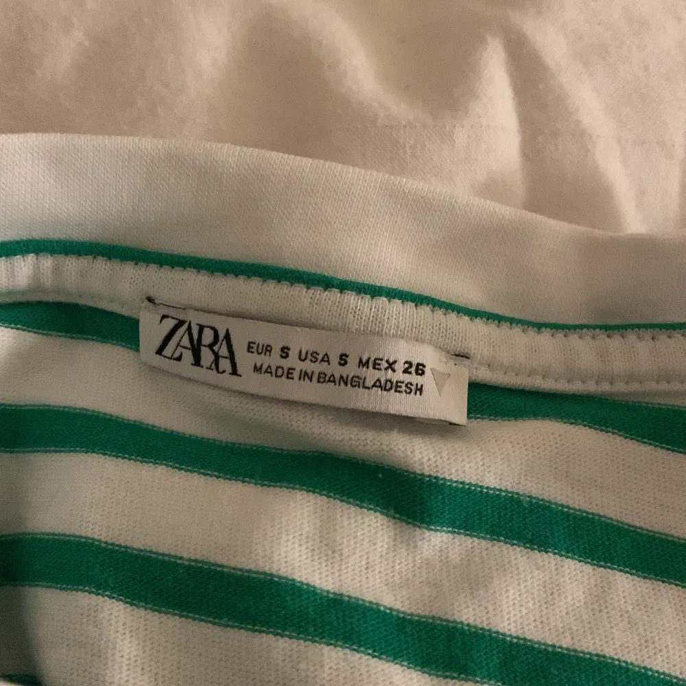 Säljer denna sjukt gulliga randiga tröja från zara med ränder💗 storleken är liten i sig (s) jag skulle säga att den passa xxs/xs. T-shirts.