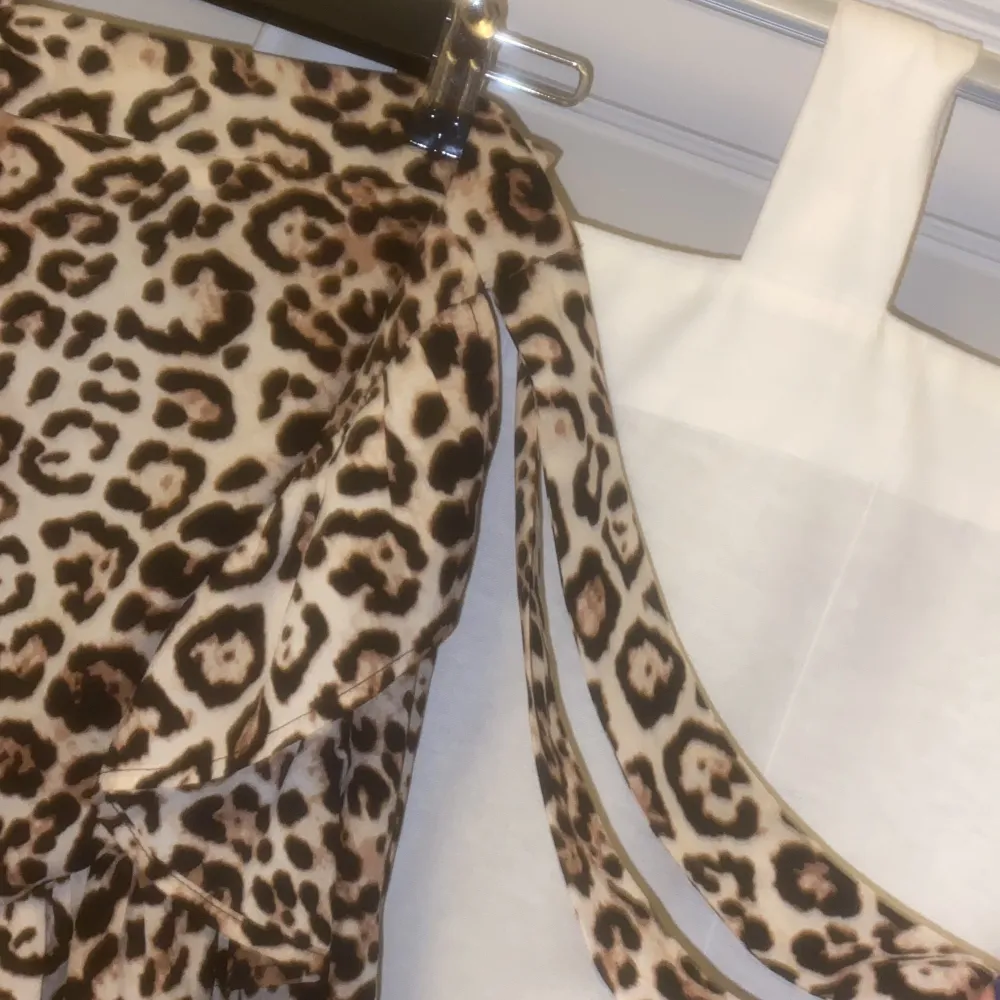 Leopardkjol från forever 21. Köptes för några år sedan men är i väldigt bra skick. Det är snören på sidan så att man kan knyta åt den som en rosett exempelvis . Kjolar.