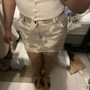 Hollister kjol - Kjol med militär mönster från Hollister i ultra high-rise. Storlek 3 och passar den som har 36. Väldigt stretchig så passar även 38.