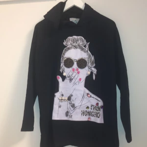 Moschino inspirerad hoodie - Din hoodie, säljer pga kommer inte till användning.