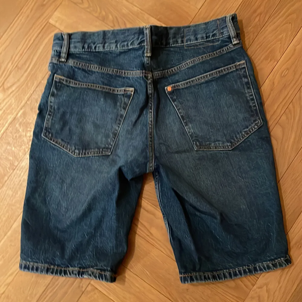 mörkblåa jorts/ långa shorts till sommarn:) . Shorts.