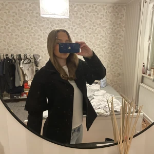 Vårkappa  - Skit snygg vårkappa med fina och unika ärmar❤️‍🔥 har köpt en ny så den kommer tyvärr inte till användningen längre men den är i super fint skick! Storlek 38 men sitter mer som S då den är lite tight i ärmarna ❤️