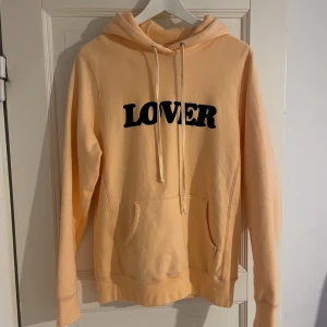 Bianca Chandon ”Lover” Hoodie - Säljer min sällsynta Bianca Chandon ”Lover” hoodie. Nästintill oanvänd och därför i superbra skick. Strl S