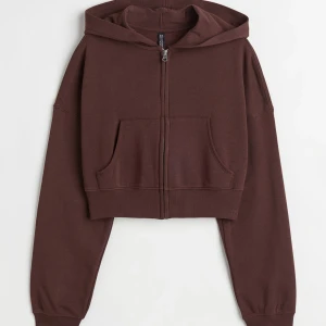 Croppad hoodie - Croppad hoodie i storlek small, nyskick🦋nypris 199kr. hör av er vid frågor eller intresse 💕 frakt på 29kr tillkommer📦