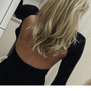 Klänning öppen rygg - Säljer denna fina svarta klänning med öppen rygg som jag köpte här på Plick men som tyvärr är för liten för mig💕 LÅNAD BILD