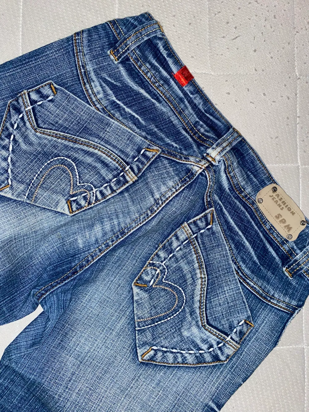 Vintage lågmidjade jeans shorts med fina broderingar på bakfickan. Använts några gånger. . Jeans & Byxor.