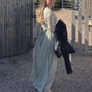 Balklänning ljus grön - Balklänning som endast har används 1 gång. Super fin och i nyskick. Bild nr 3 är en bild på klänningen fast i en annan färg. Klänningen jag säljer ser ni på de två första bilderna.  Originalpris: 1000kr