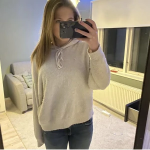 STICKAD LUVTRÖJA - Säljer denna gosiga luvtröja, super mysig och perfekt nu till våren och svin snyggt till sommaren.