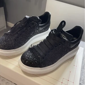 Alexander mcqueen  - Säljer mina älskade Alexander Mcqueen skor i glitter!!!💘 Dem är i bra skick, och dushbag och låda ingår! Ganska stora i stl skulle jag säga. Bra skick och köpte dem i slutet av sommaren! Kan mötas upp i Stockholm❤️ Även öppen för att byta!!!
