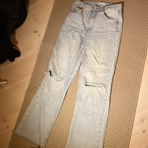 Zara ljus jeans med hål - Säljs pga att de är för små. Inga tecken på användning. Förlåt för dålig bild . 