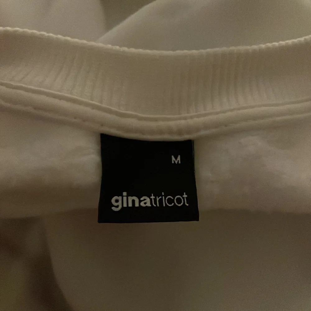 Sweatshirt från Gina tricot i fint skick. Storlek M. Tröjor & Koftor.