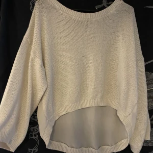 Stickad tröja - Storlek S men jag får på mig den och jag är M. Finns en liten fläck på ärmen som förhoppningsvis går bort i tvätt! Köparen står för frakt! 