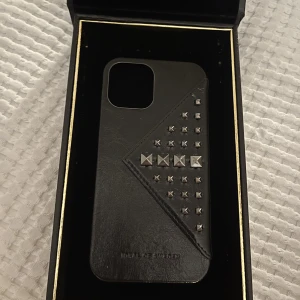 iPhone 12/12 pro skal  - Aldrig använd köpte fel storlek Köpt för 600kr
