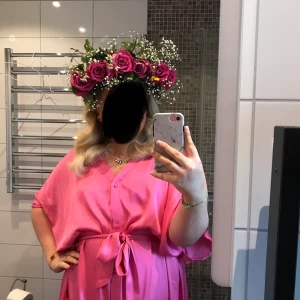 Carin Wester klänning / kimono - Jättefin Carin Wester klänning med fin lyster. Slits på båda sidorna av klänningen.