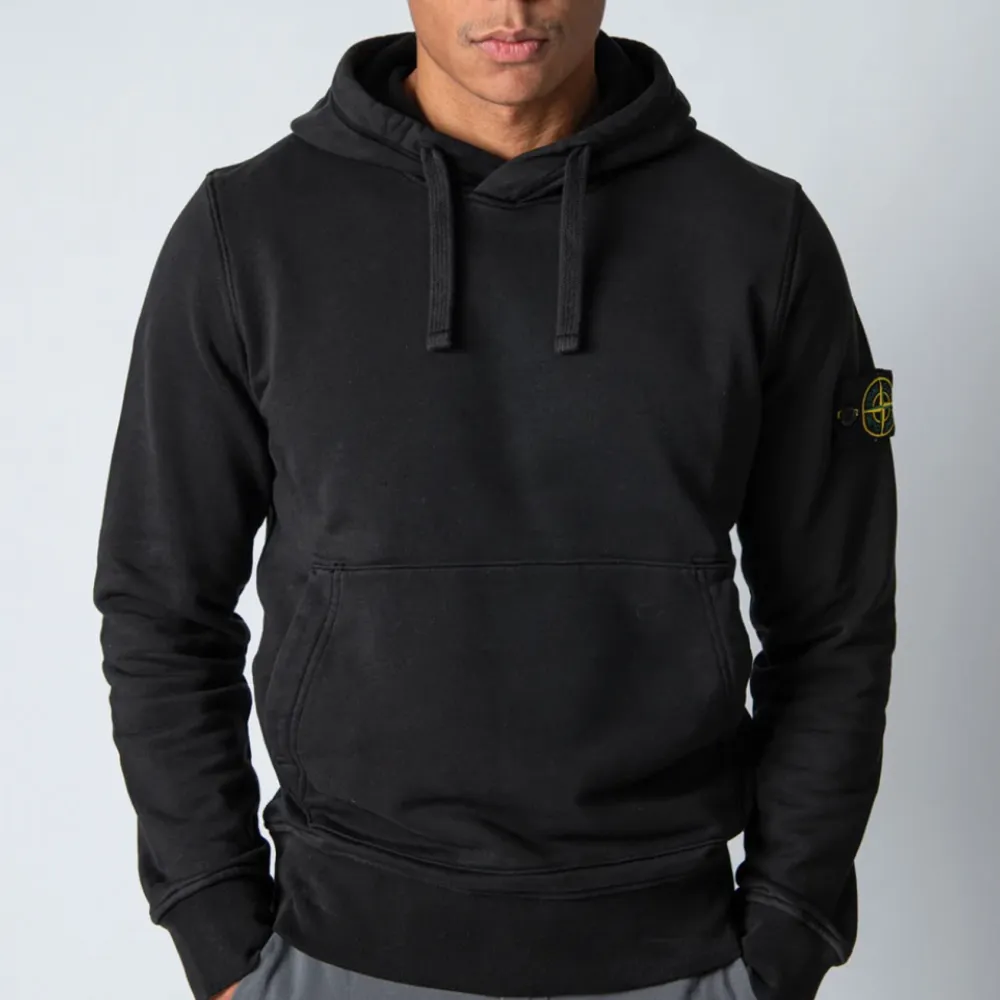 Äkta Stone island hoodie storlek S  som kostar 2000kr men sänker det till 1200kr och kan diskutera sänka den om jag ändrar mig.. Hoodies.