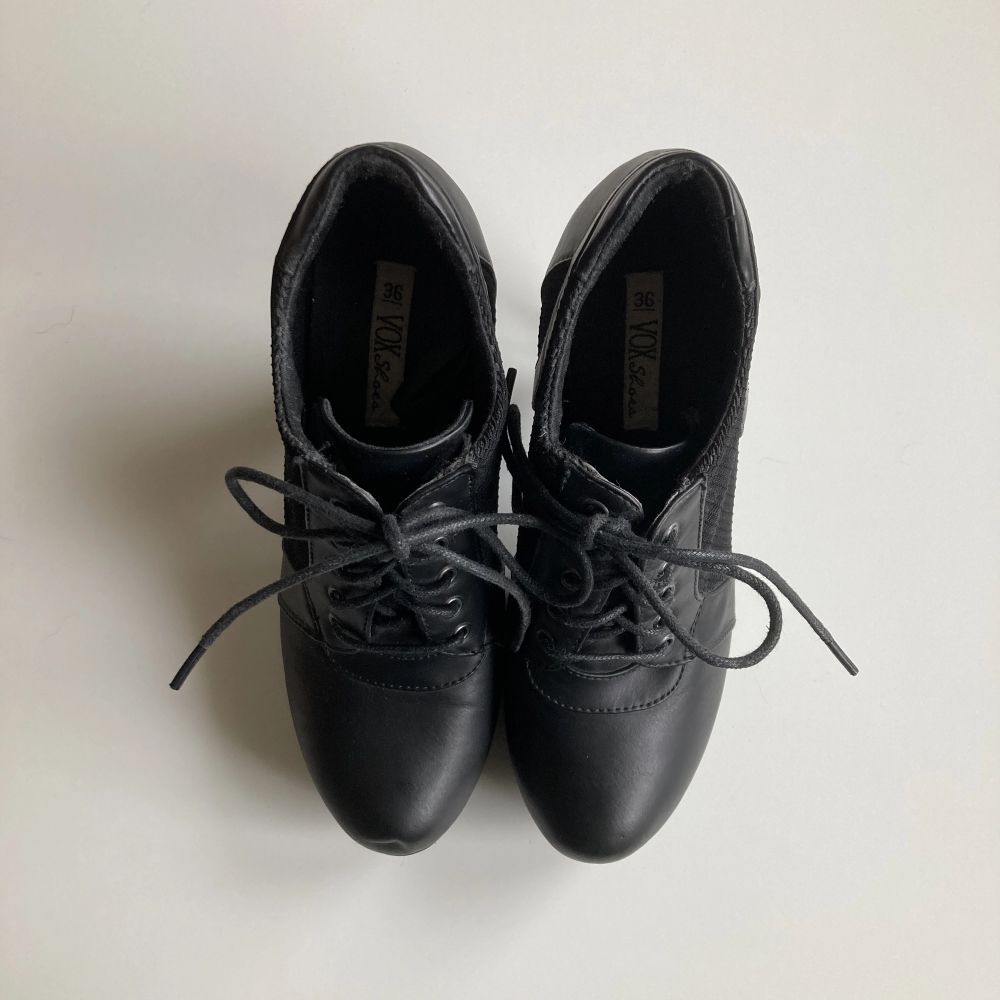 Klackskor från Vox Shoes i storlek 36. Köparen betalar för frakten; kan annars mötas i Karlstad🥰❤️. Skor.