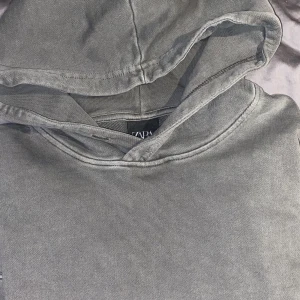 Zara Hoodie - Blekt hoodie från Zara. Storlek S. Bra skick. Hör av er vid frågor😋
