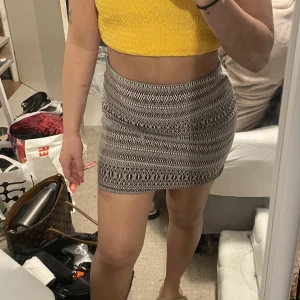 Mönstrad kjol - Mönstrad kjol från Bershka. Storlek L men passar även M. Aldrig använd.