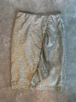 Kjol från Bikbok - Silvrig kjol från Bikbok i storlek XS. I nyskick. Köparen står för frakt.