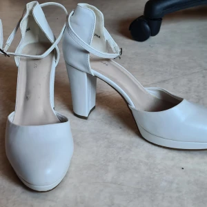 Högklackade skor säljas  - Använts en gång. Inget fel jag personligen tyckte ej dem passade mig.