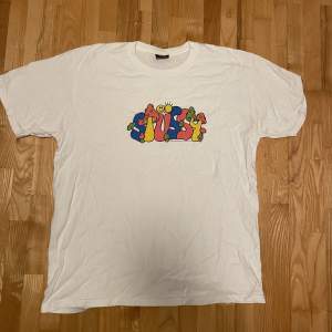 Stussy t-shirt med svamplogga - riktigt fet. Varsamt använd i fint skick. Stolek L och sitter lite oversized