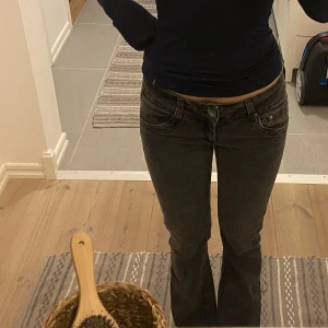Lågmidjade jeans  - Superfina lågmidjade jeans strl xs! Sista bildera är lånade av tjejen jag köpte dom av på Plick💕 jättefint skick, 300kr + frakt 