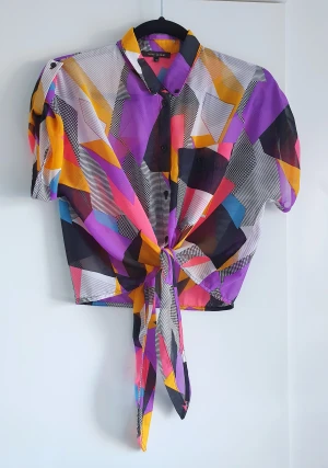 River Island topp / blus i storlek 36 - River Island topp i storlek 36. Frakt 30 kr med postnord frimärke.