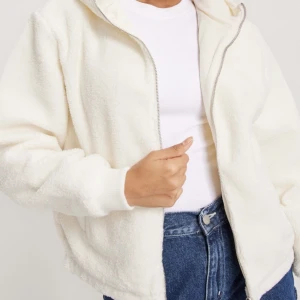 Fila Teddy jacka - Köpte denna fila Teddy tacka för 1 månad sen och får absolut ingen användning för den:( nypris är 999kr. Säljer billigt eftersom vill bli av med mycket som jag inte använder 