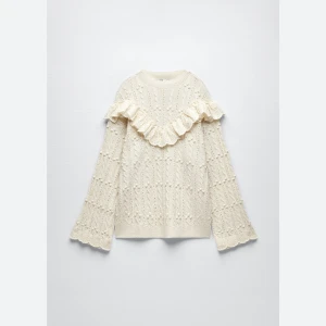 Beige tröja med korsande volang - Säljer denna beigea tröjan från zara som har en korsande volang. Tröjan är inte fluffig utan det stickade materialet är ganska kompakt. Inga defekter!  Köpt för runt 500kr,kan tänka att sälja för 300kr ❤️ ⚠️STARTAR BUDGIVNING VID FLERA INTRESSEN ⚠️