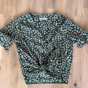 Söt knytbar blus - Söt och elegant blus från chiquelle, jättefint skick, knappt använd, fin detalj i ryggen 