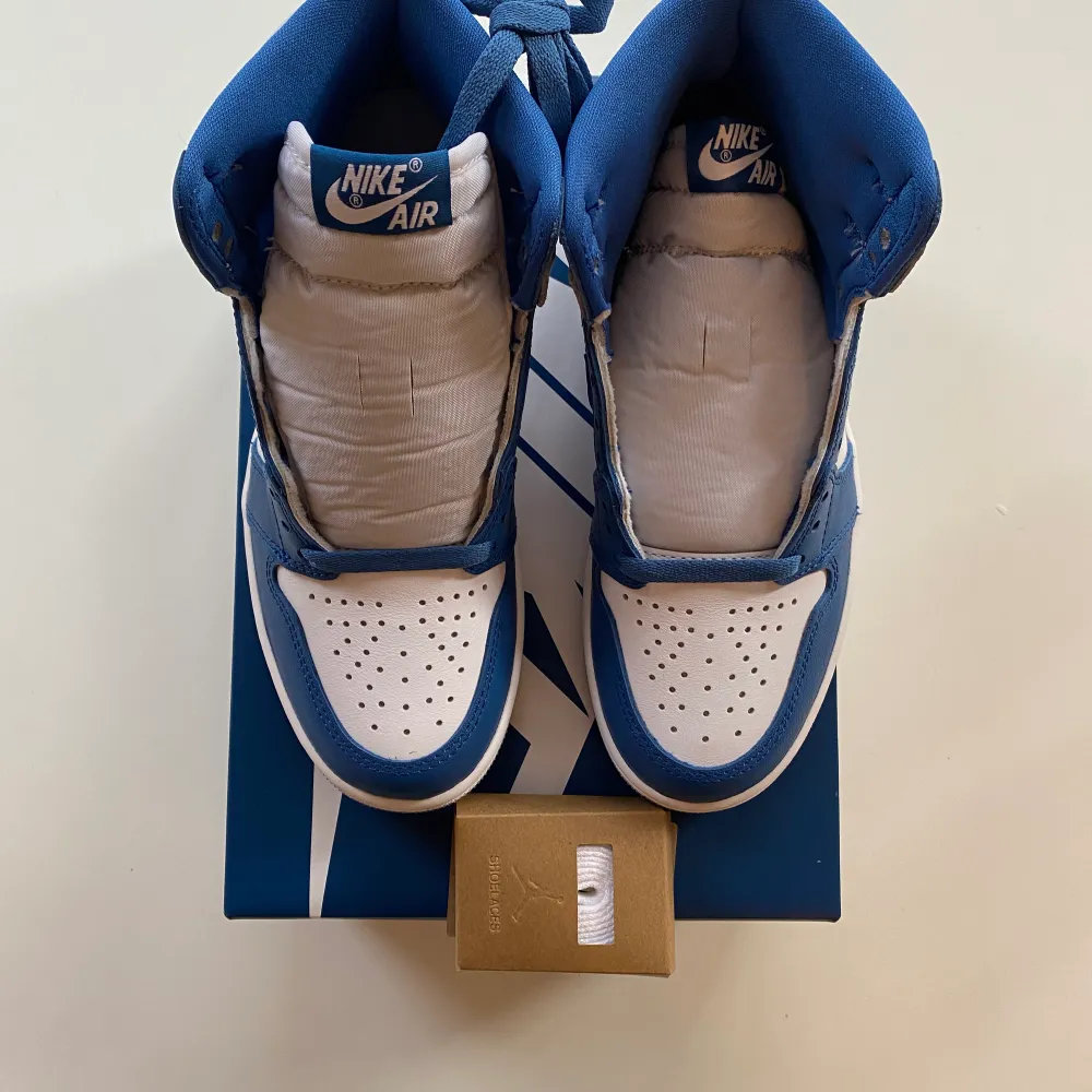 Hej! Jag säljer ett par helt nya Air Jordan 1 High ”True Blue” i storlek 38 för 1800kr ink frakt 💙🤍 Fraktar samma eller dagen efter betalning! 🚚  Skriv gärna vid frågor eller för fler bilder!😊💕. Skor.