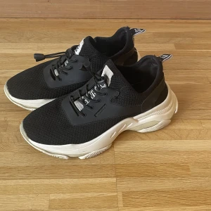 Steve Madden Match Sneakers - Steve Madden Match Sneakers som är dunder sköna🌟Syns att de används med en repa på ena skon (allt syns tydligt på bild) men annars väldigt fint skick💓 Kan tyvärr inte heller hitta storleken men är en 37 eller 38 passar båda🫶🏼
