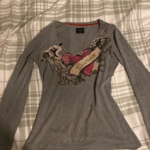 Cool Y2k tröja  - Storlek L ganska bra skick har två små hål som knappt syns 