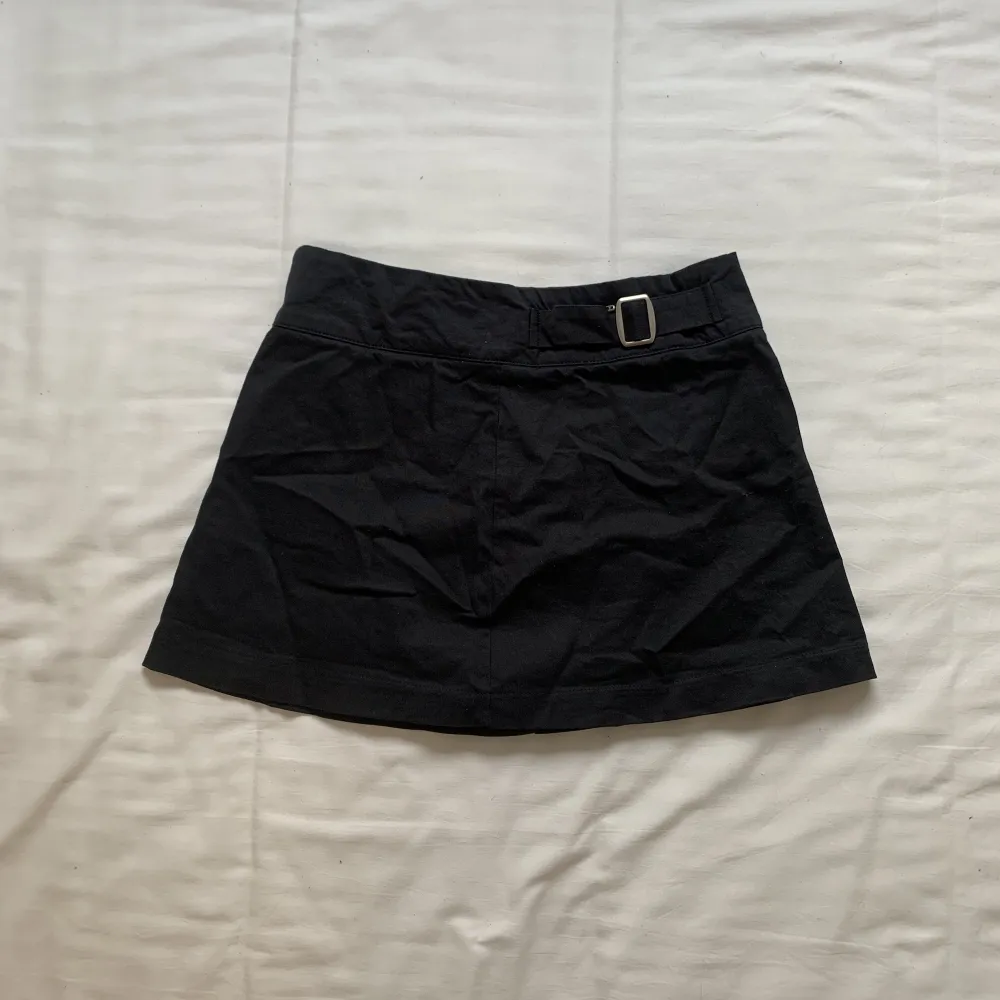 Black miniskirt from Korea. It is one size but I think it will fit S-M. Worn once! . Kjolar.